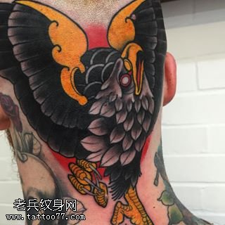 头部的雄鹰纹身图案