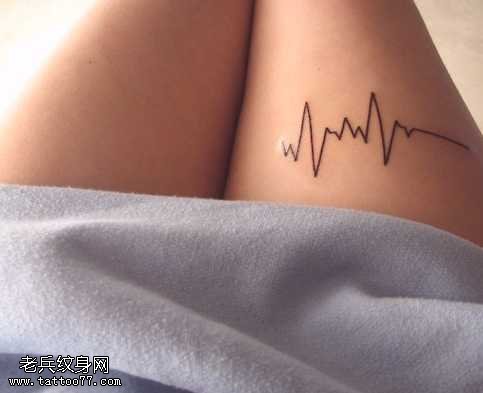 女性腿部心电图纹身图案