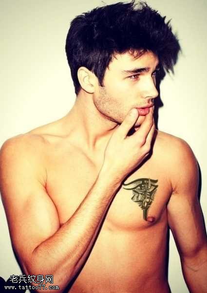 胸部欧美黑白独特图腾纹身图案