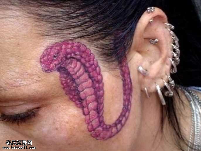 脸部蛇纹身图案