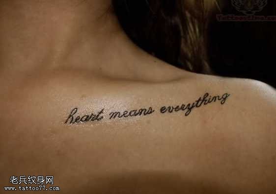 锁骨处时尚简单的英文纹身图案