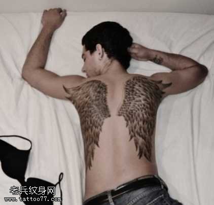 欧美男人背部黑白翅膀漂亮纹身图案