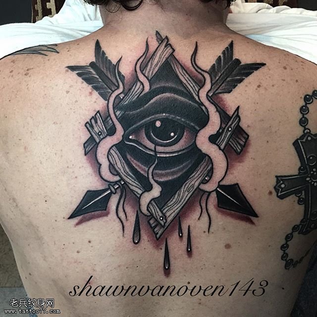 背部经典的三角眼纹身图案