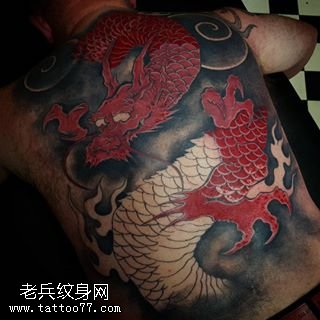 满背的一条龙纹身图案