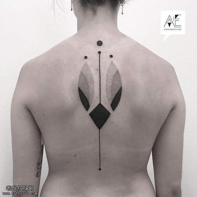 脊梁上的艺术图腾纹身图案
