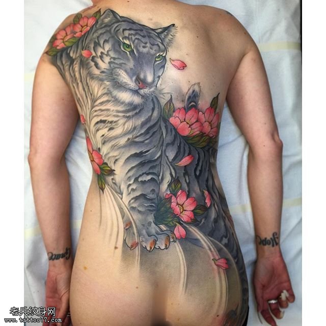 大背的上山虎纹身图案