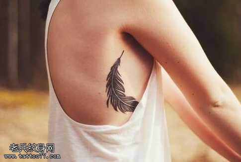 胸部漂亮的羽毛纹身图案