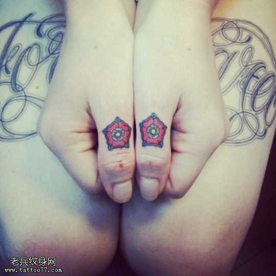 大指姆花朵纹身图案