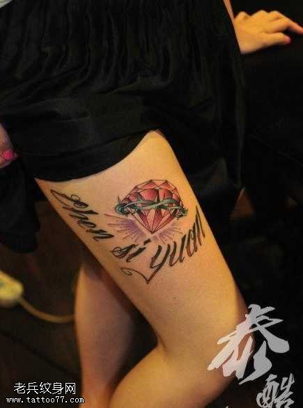 腿部精美时尚的钻石与字母纹身图案