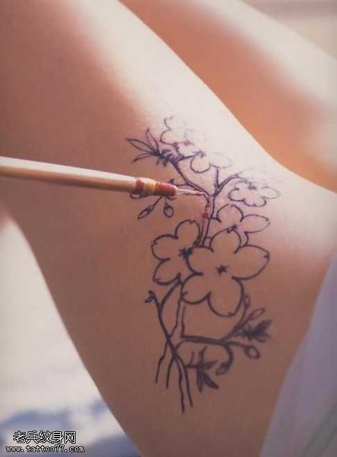 腿部梅花纹身图案