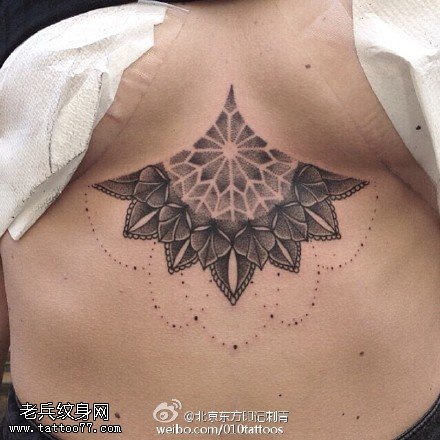 胸部精美的梵花纹身图案