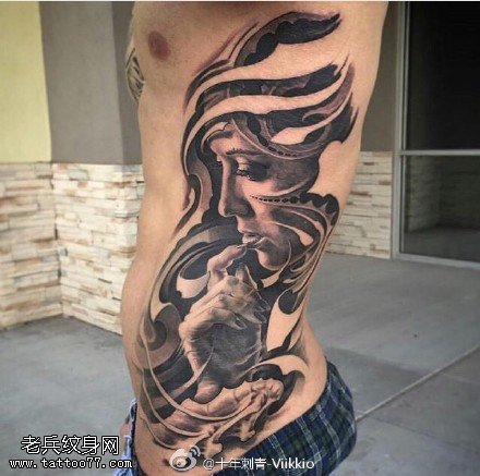 侧腹忧郁的女人纹身图案