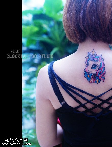 背部的独角兽纹身图案