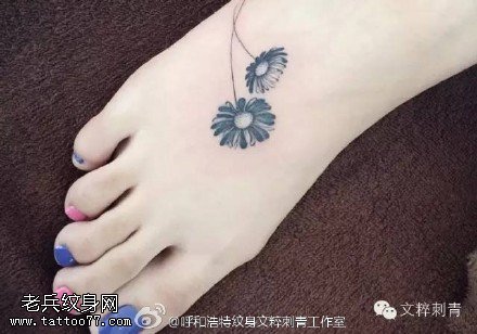 脚上的小雏菊纹身图案