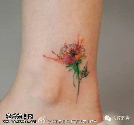 脚腕上的水彩花纹身图案