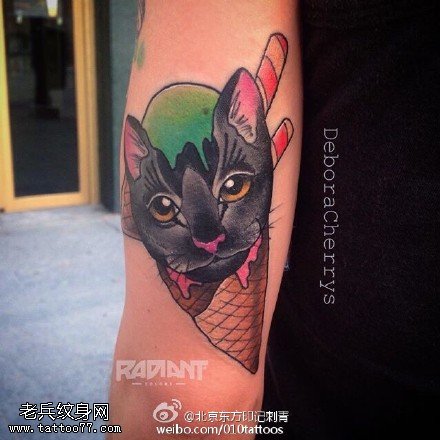 小腿上的冰淇淋猫纹身图案