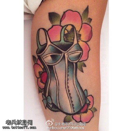 小腿上的比基尼纹身图案