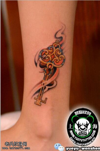 脚腕上的钥匙纹身图案