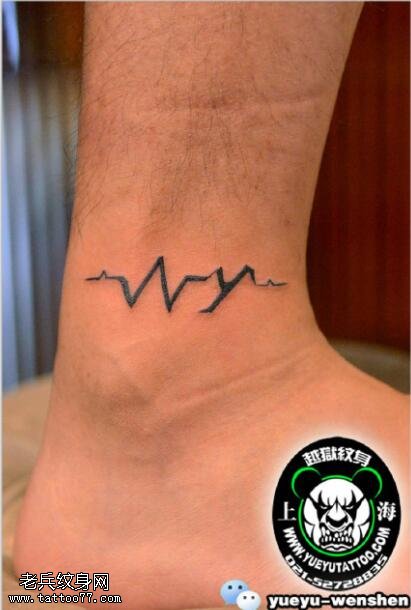 脚腕上的小山纹身图案