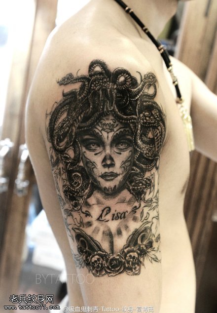 肩部蛇发女纹身图案