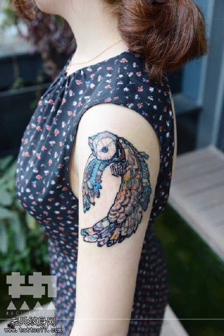 肩部彩色的梦纹身图案