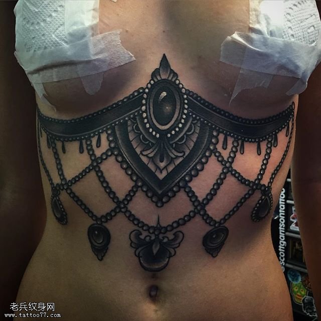 胸部的蕾丝边纹身图案