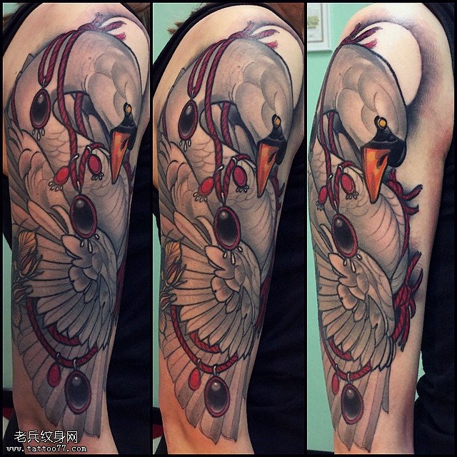 肩部的仙鹤纹身图案