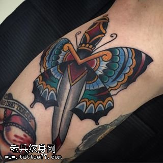 腿部被刺的蝴蝶纹身图案