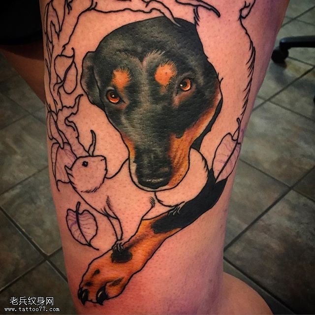 腿部点刺的狗狗纹身图案