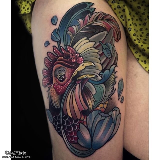 大腿彩色抽象锦鲤鱼纹身图案