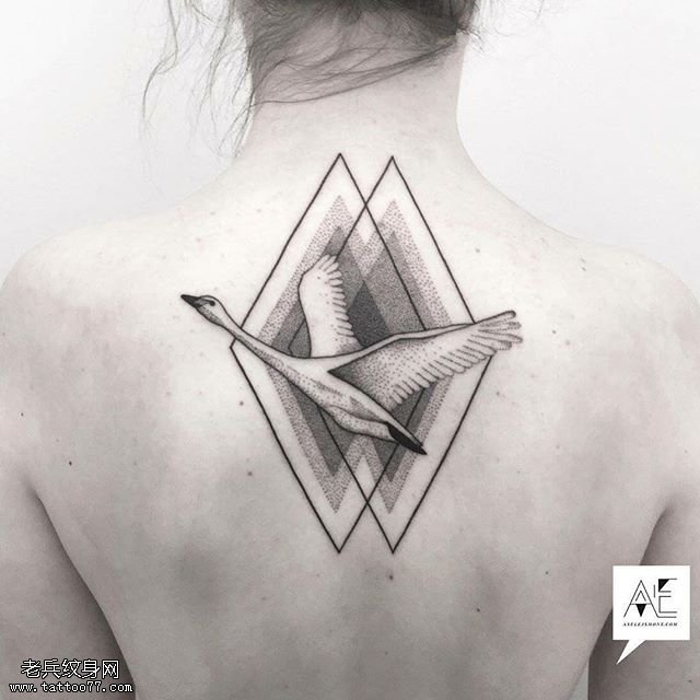 背部几何图形仙鹤纹身图案