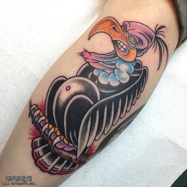 小腿的骷髅鸟纹身图案