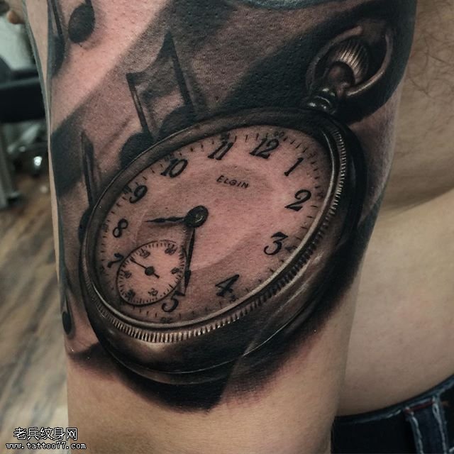 手臂复古的怀表纹身图案