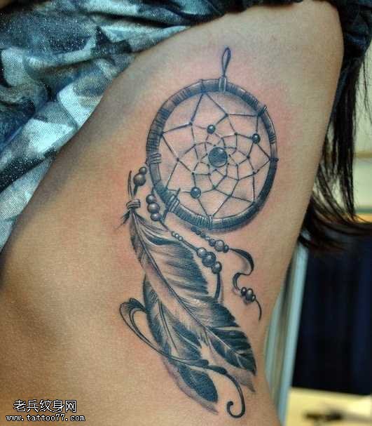 腰部个性的羽毛纹身图案