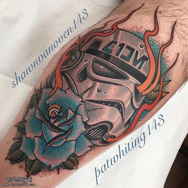 腿部的头盔纹身图案