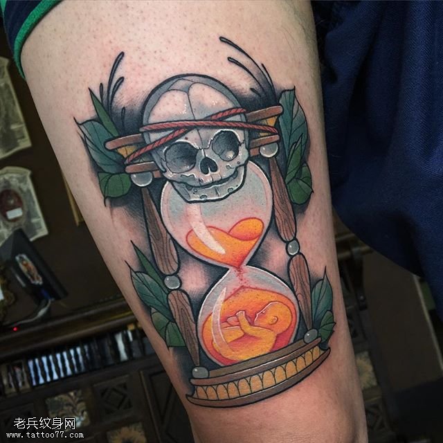 大腿部的沙漏纹身图案