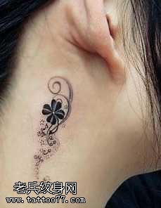 耳部美丽花藤纹身图案
