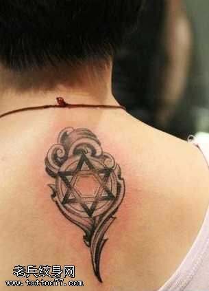 背部潮流流行的六芒星纹身图案
