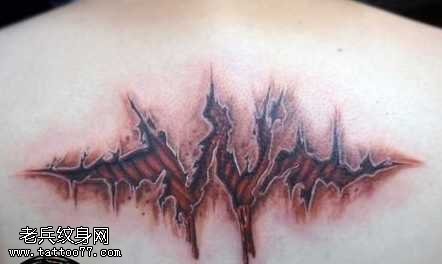 背部另类的撕皮纹身纹身图案