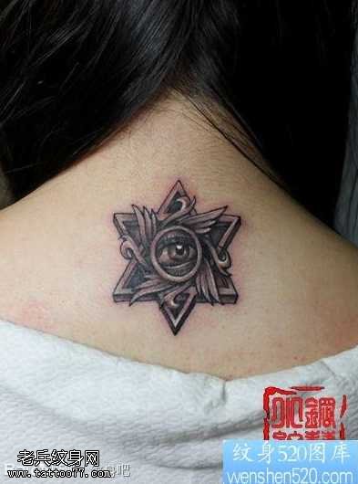 背部流行的眼睛与六芒星纹身图案