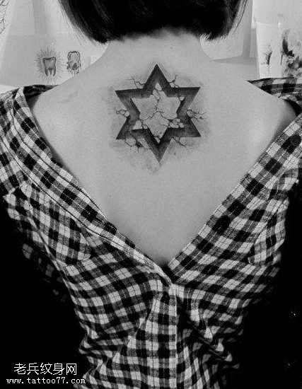 后背经典的石裂烙印六芒星纹身图案