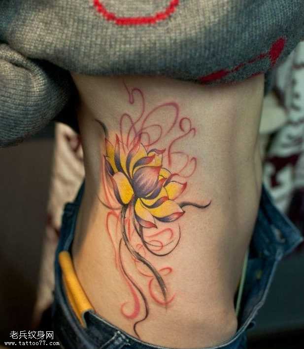 侧腰男人莲花纹身图案