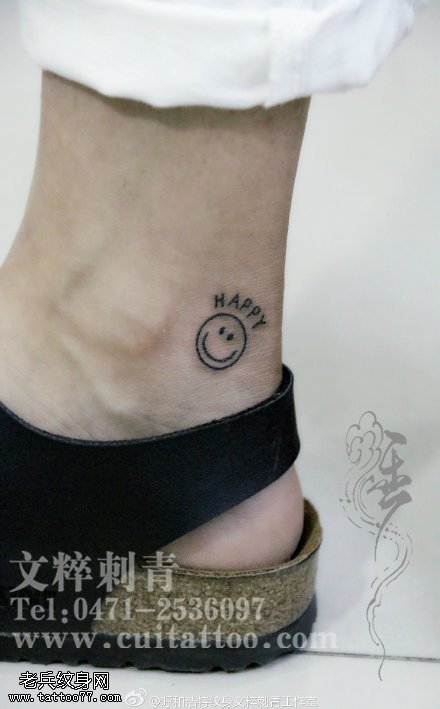 脚腕上的笑脸纹身图案