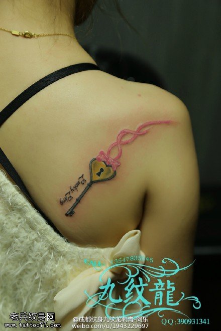 肩膀一把漂亮的钥匙纹身图案