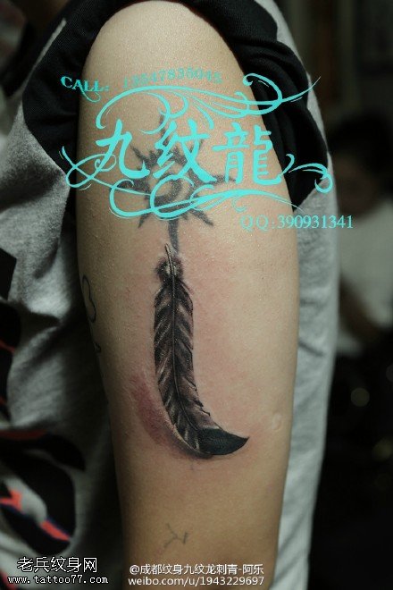 肩膀漂亮的羽毛纹身图案