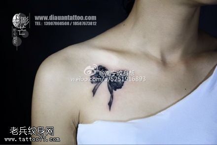 肩膀的小小蝴蝶结纹身图案