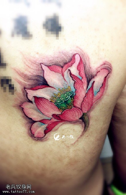 背部鲜艳的牡丹纹身图案