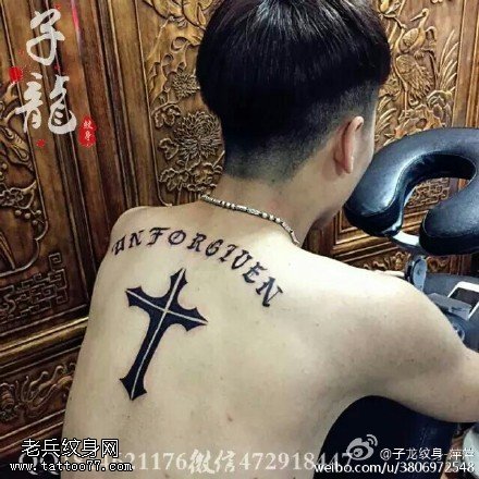 背部的十字架纹身图案