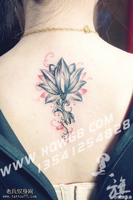 背部的莲花纹身图案