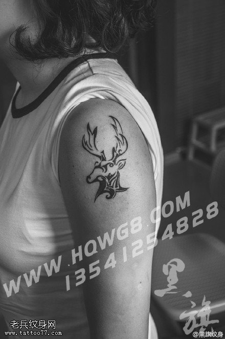 肩部的小鹿纹身图案